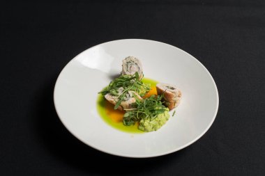 Beyaz tabakta köfte. siyah masa örtüsü