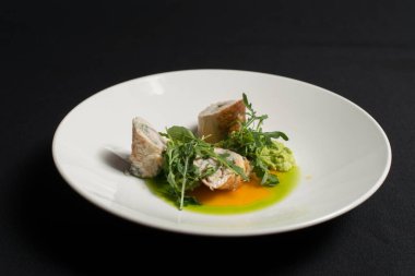 Beyaz tabakta köfte. siyah masa örtüsü