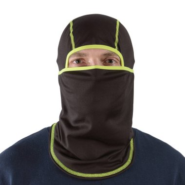 Siyah kar maskeli, neon yeşil kenarlı, mavi gömlekli esmer adam.