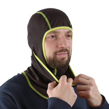 Siyah kar maskeli, neon yeşil kenarlı, mavi gömlekli esmer adam.