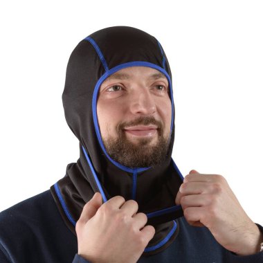Mavi gömlekli esmer adam koyu mavi kenarlı siyah kar maskeli.