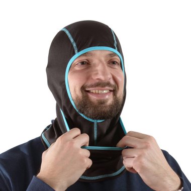 Mavi gömlekli esmer adam mavi kenarlı siyah kar maskeli.