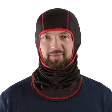 Kırmızı kenarlı siyah kar maskeli, mavi gömlekli esmer adam.