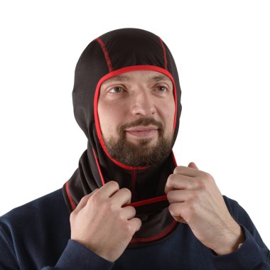 Kırmızı kenarlı siyah kar maskeli, mavi gömlekli esmer adam.
