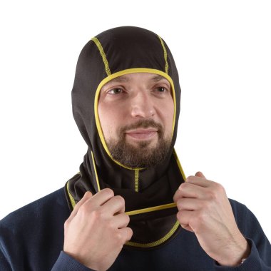 Sarı kenarlı siyah kar maskeli, mavi gömlekli esmer adam.
