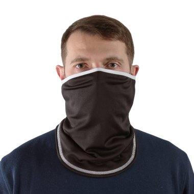 Mavi gömlekli esmer adam, gri kenarlı siyah kar maskeli.