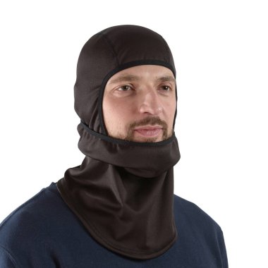 Siyah kar maskeli, mavi gömlekli esmer adam.