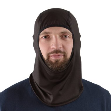 Siyah kar maskeli, mavi gömlekli esmer adam.