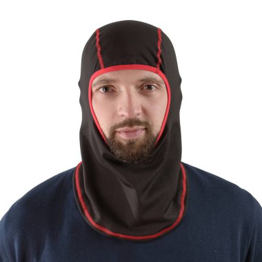 Kırmızı kenarlı siyah kar maskeli, mavi gömlekli esmer adam.