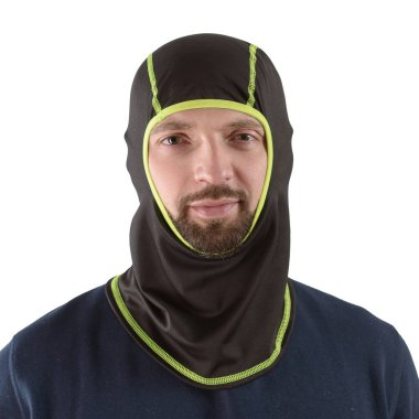Siyah kar maskeli, neon yeşil kenarlı, mavi gömlekli esmer adam.