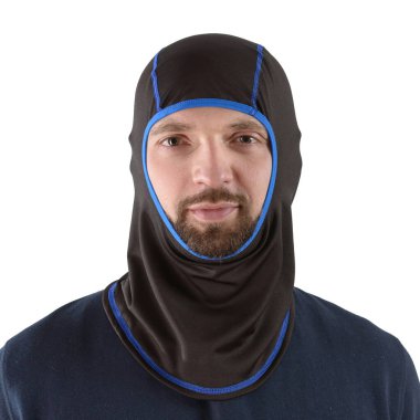Mavi gömlekli esmer adam koyu mavi kenarlı siyah kar maskeli.