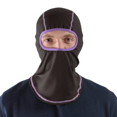Mor kenarlı siyah kar maskeli, mavi gömlekli esmer adam.