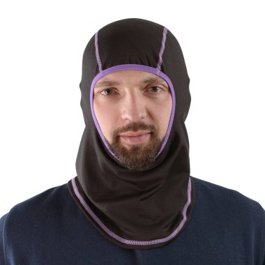 Mor kenarlı siyah kar maskeli, mavi gömlekli esmer adam.