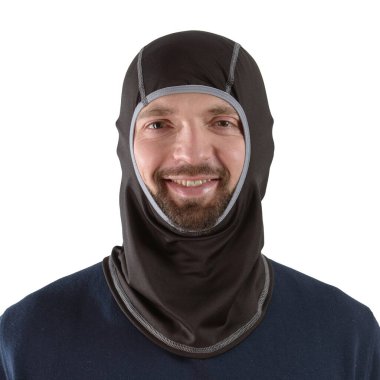 Koyu gri kenarlı siyah kar maskeli, mavi gömlekli esmer adam.