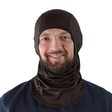 Siyah kar maskeli, mavi gömlekli esmer adam.