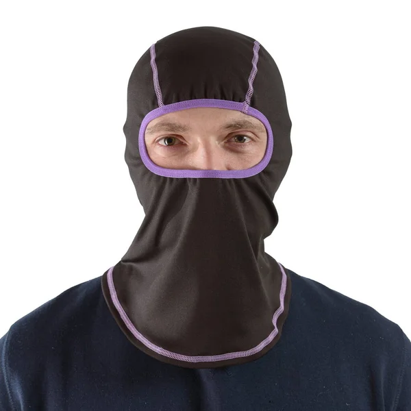 Brünetter Mann in blauem Hemd mit schwarzer Sturmhaube mit violettem Rand — Stockfoto