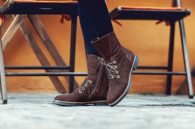 Yüksek kadın ayakkabıları. Ayakkabı bağcıklı bir çift bot. Modern gençlik modası gündelik kadın ayakkabıları.