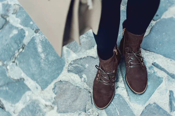 Zapatos altos para mujer. Pareja de botas con cordones de zapato. Moda juvenil moderna de calzado casual para mujer. —  Fotos de Stock