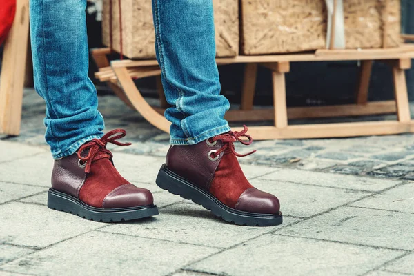 Zapatos altos para mujer. Pareja de botas con cordones de zapato. Moda juvenil moderna de calzado casual para mujer. — Foto de Stock