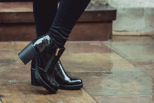Vrouwen zwarte laars van lakleer. Straatfoto. Fashion reclame schoenen foto 's. — Stockfoto