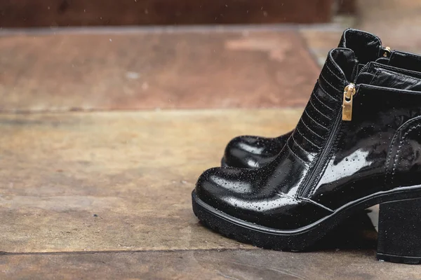 Dámské černé kožené boty. Pouliční fotku. Módní reklamní fotky bot. — Stock fotografie