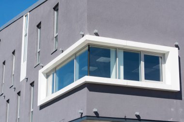 Modern binanın dış cephesinin köşesine bakın. büyük köşeli pencereli ofis binası