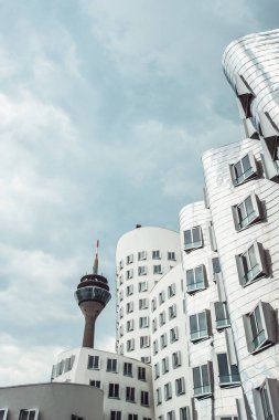 DÜZSELDORF, GERMANY - Haziran 2017: Frank Gehry mimarları tarafından tasarlanan Neuer Zollhof kompleksinin binaları