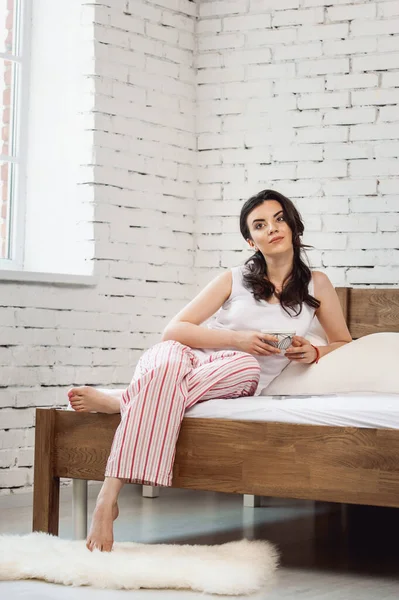Femme au lit buvant du thé. Femme dégustant du thé dans le lit le matin. — Photo