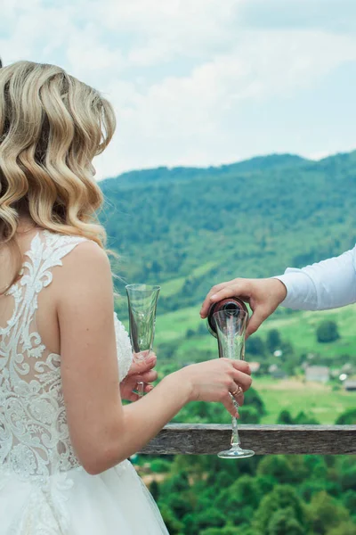 Copos com champanhe tinto. noivo derramando vinho. Feliz recém-casados a beber. Casal amoroso criou nova família. — Fotografia de Stock