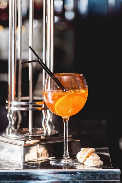 Narancs margareta friss koktél a bárban — Stock Fotó