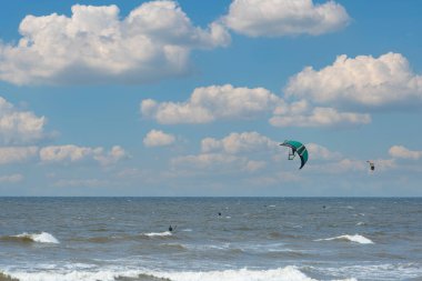 Boş kumsal. Kuzey Denizi, Zandvoort, Hollanda 'da uçurtma sörfçüleri