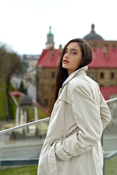 Retrato ao ar livre de uma jovem bela senhora da moda vestindo casaco elegante. Modelo olhando para o lado. Conceito de moda feminina. Estilo de vida da cidade. Fechar. — Fotografia de Stock