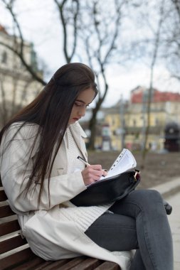 KOBİ İş Kadınları el yazısıyla kişisel bilgileri form üzerinde tamamlıyor