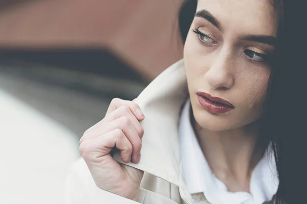 Ritratto all'aperto di una giovane bella signora alla moda che indossa un cappotto elegante. Modello guardando da parte. Concetto moda femminile. Stile di vita cittadino. Da vicino.. — Foto Stock