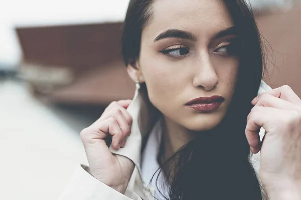 Ritratto all'aperto di una giovane bella signora alla moda che indossa un cappotto elegante. Modello guardando da parte. Concetto moda femminile. Stile di vita cittadino. Da vicino.. — Foto Stock