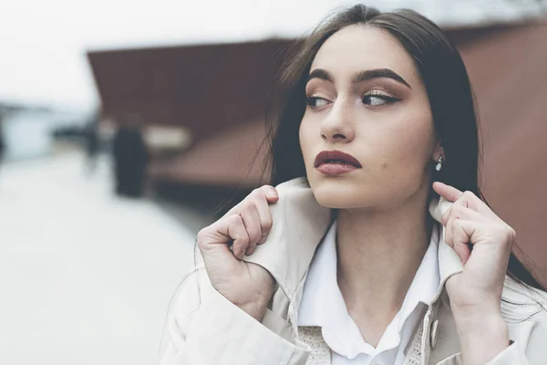 Şık bir ceket giyen güzel, şık bir hanımın açık hava portresi. Manken yan bakıyor. Kadın moda konsepti. Şehir yaşam tarzı. Kapat.. — Stok fotoğraf