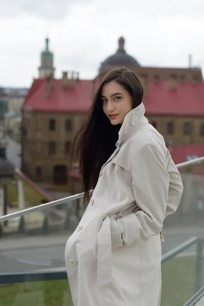 Portrait extérieur d'une jeune belle dame à la mode portant un manteau élégant. Modèle regardant de côté. Concept de mode féminine. Style de vie urbain. Gros plan. — Photo