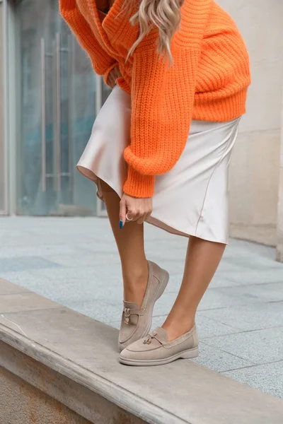 Retrato de mujeres de moda en suéter naranja y vestido beige posando en la calle — Foto de Stock