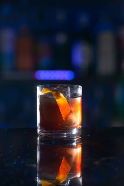 Bir bardak taze soğuk yaz alkollü kokteyl.