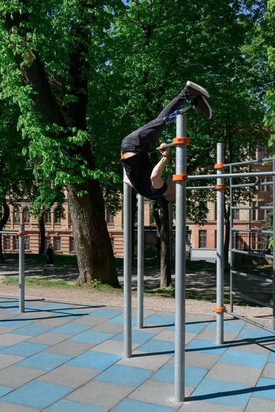 Atletický mladý muž s umělou nohou cvičení na tyčích — Stock fotografie