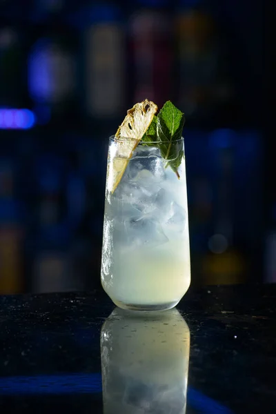 Coquetel alcoólico de verão mojito com rum, hortelã, limão e gelo, ferramentas de bar, fundo cinza, foco seletivo — Fotografia de Stock