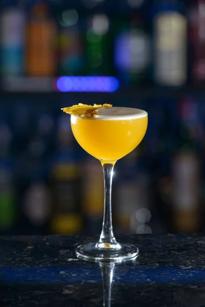 Gul uppfriskande cocktail på ett barbord — Stockfoto