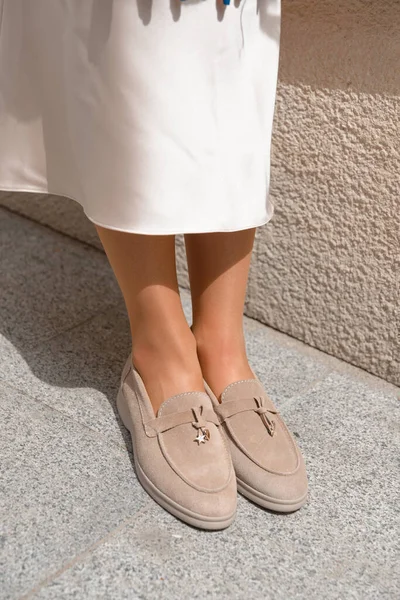 Retrato de mujeres de moda en vestido beige posando en la calle — Foto de Stock