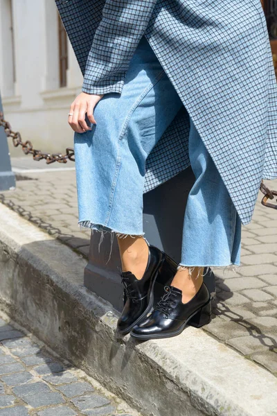 Женские кожаные сапоги крупным планом. Девушка ходит в черных блестящих туфлях в стиле Оксфорда. — стоковое фото