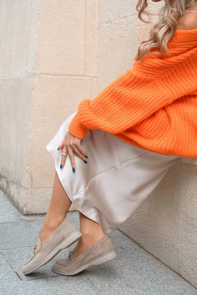 Ritratto di donne alla moda in maglione arancione e abito beige in posa per strada — Foto Stock
