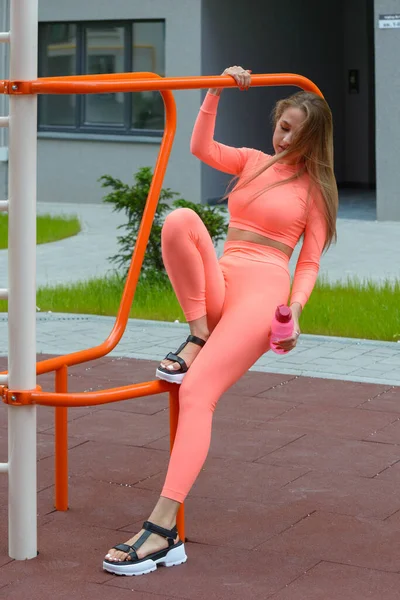 Jovem mulher sexy desportiva com posando no parque infantil de verão. Conceito de estilo de vida saudável — Fotografia de Stock