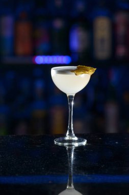 Bar masasında serinletici sarı kuyruk.