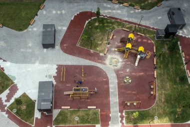Güzel, modern şehir avlusu, yukarıdan manzaralı. Konut kompleksinde oyun alanı