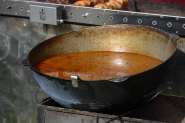 İçinde güveç çorbası var.