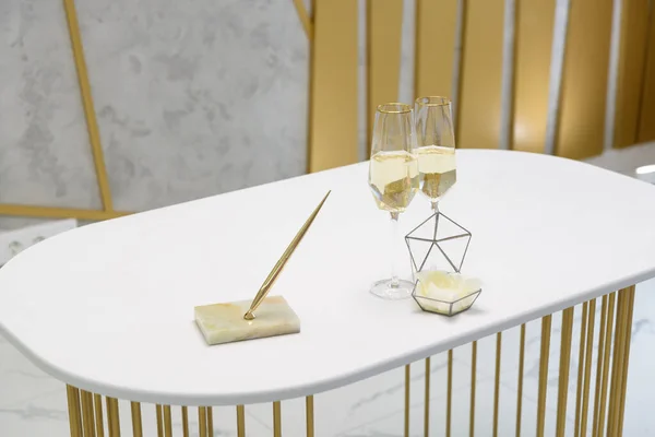 白桌子上的两杯香槟 — 图库照片